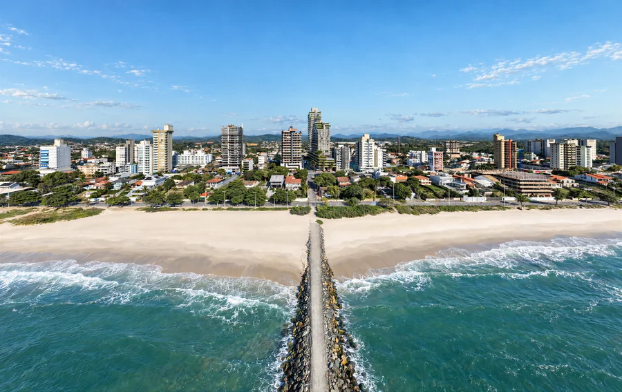 Imagem 3D de orla e píer, edifício residencial em Balneário Piçarras, SC. Feita pela Oficina3D.